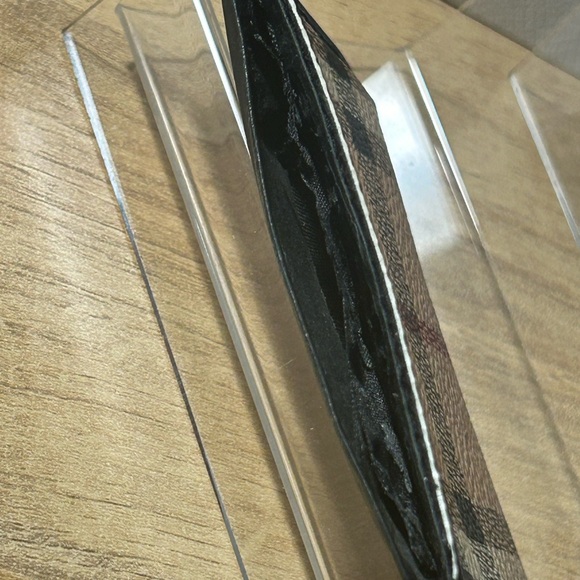 Burberry Card Wallet-Classic stripe imprinted with Burberry logo on the front. - Picture 2 of 9